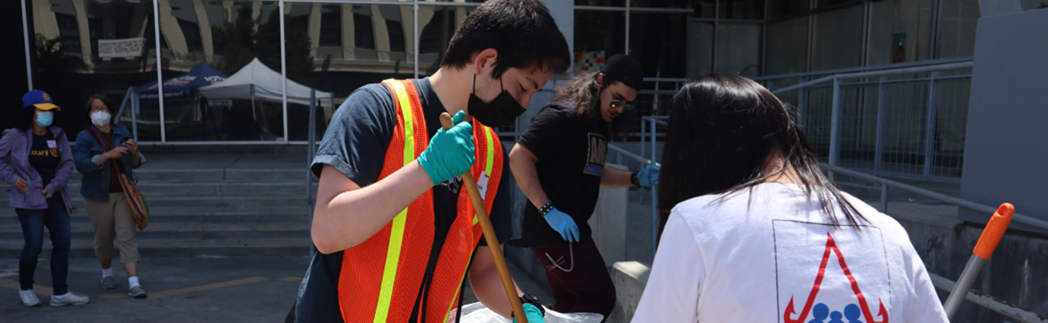 Thai town clean up crew image